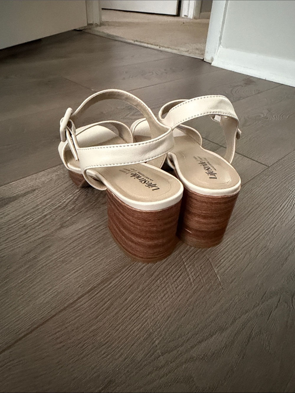 Women’s LifeStride Rhythmn Platform Sandal, color Beige, never worn but no box - Picture 3 of 4